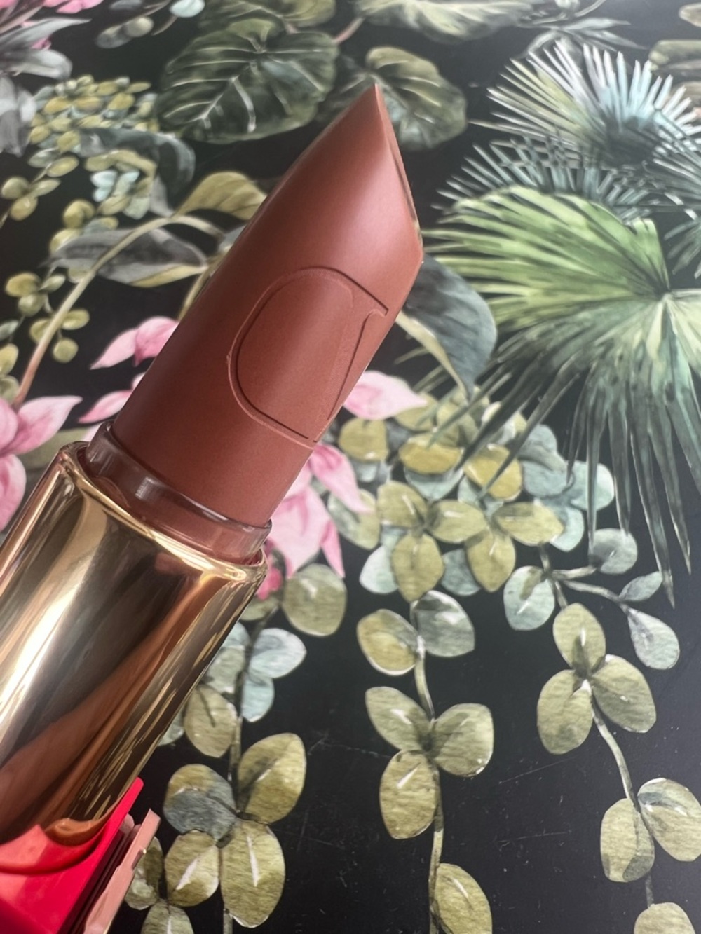 Valentino Rosso Satin Lipstick — 190R Walk On The Wild Side IN BOX✨ - Picture 3 of 15